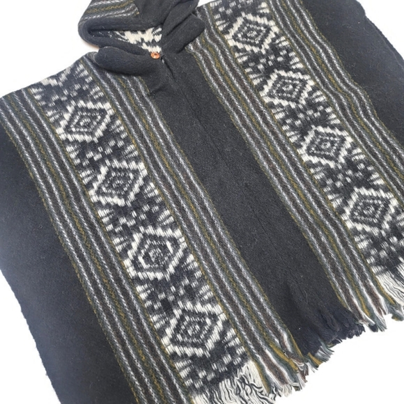South western Blanket wool one size hooded Pancho with button geometric fringe - Picture 3 of 4
